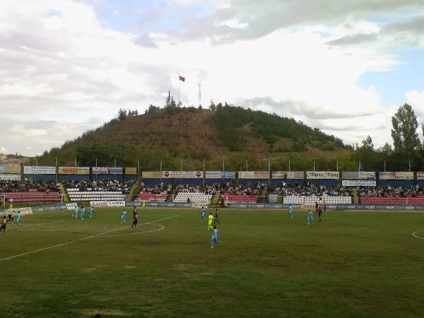 Fikret Karabudak Stadyumu Estádio